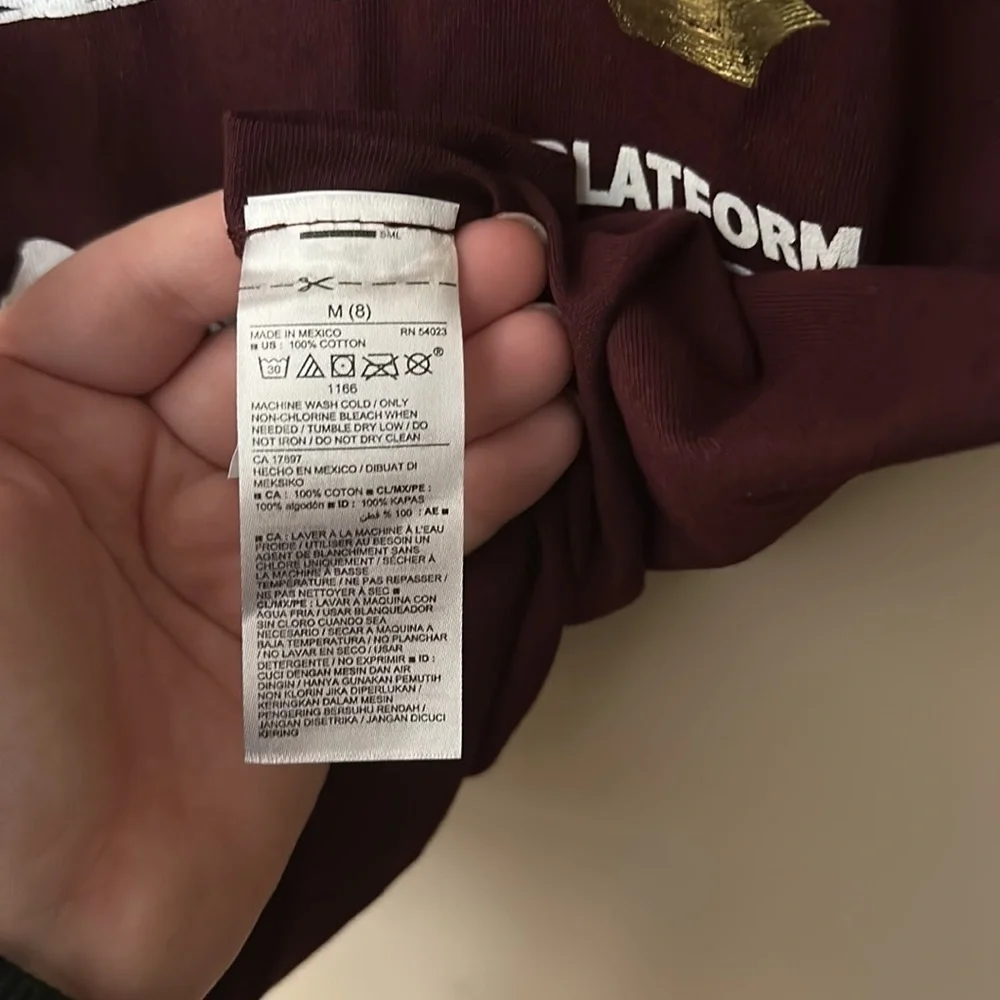 Old‎ Navy Hogwarts Harry Potter Tee | Medium/8